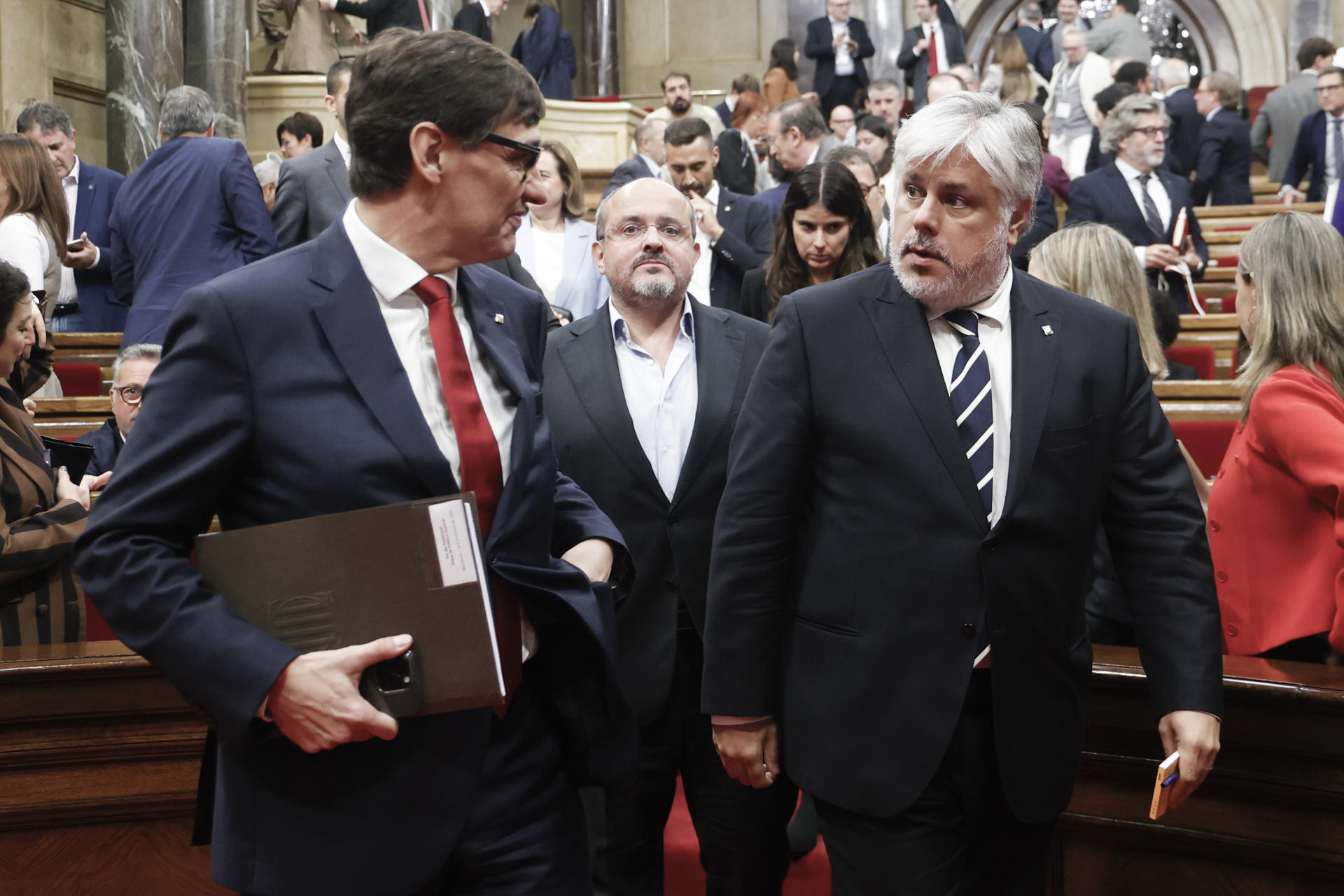 Salvador Illa parlant amb Albert Batet, amb Alejandro Fernández al mig de la imatge (fotografia: EFE / Quique Garcia).