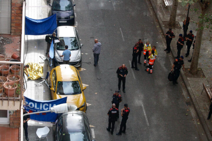 Agents de policia i dels serveis d'emergències al punt del tiroteig al carrer Doctora Castells de Lleida (fotografia: ACN / Roger Segura).