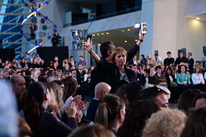 Familiars mostren fotografies de les víctimes (fotografia: Prats i Camps).