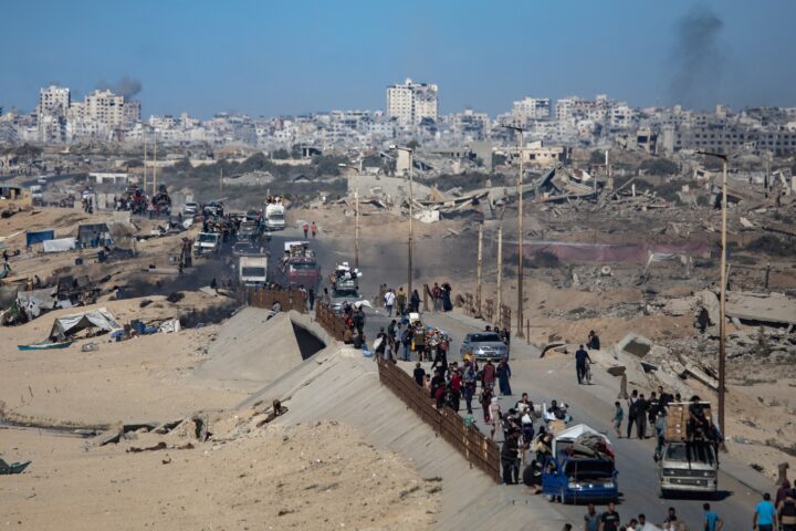 Un comboi de desplaçats es dirigeix cap al camp de refugiats de Nuseirat, al centre de Gaza, la setmana passada (fotografia: Haitham Imad/Efe).