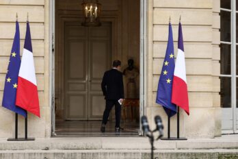 Lecornu entra a Matignon, ahir, després d'haver fet l'anunci oficial de la dimissió (fotografia: Stéphane Mahé).
