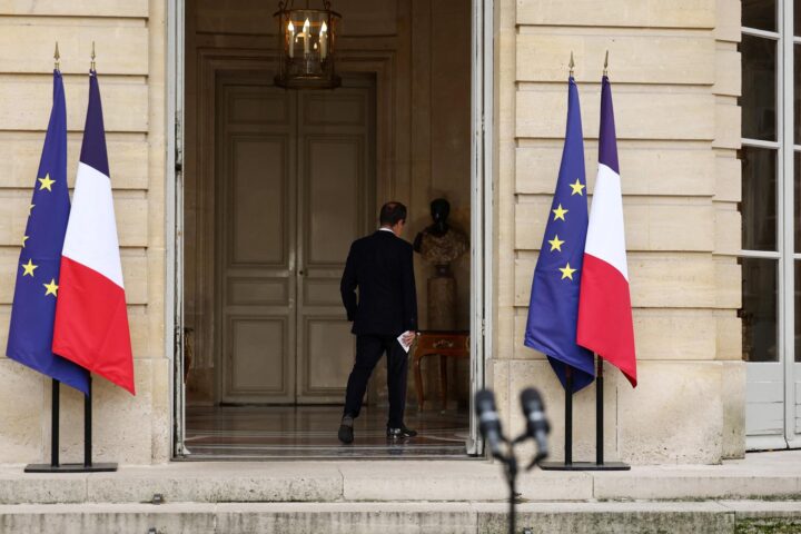 Lecornu entra a Matignon, ahir, després d'haver fet l'anunci oficial de la dimissió (fotografia: Stéphane Mahé).
