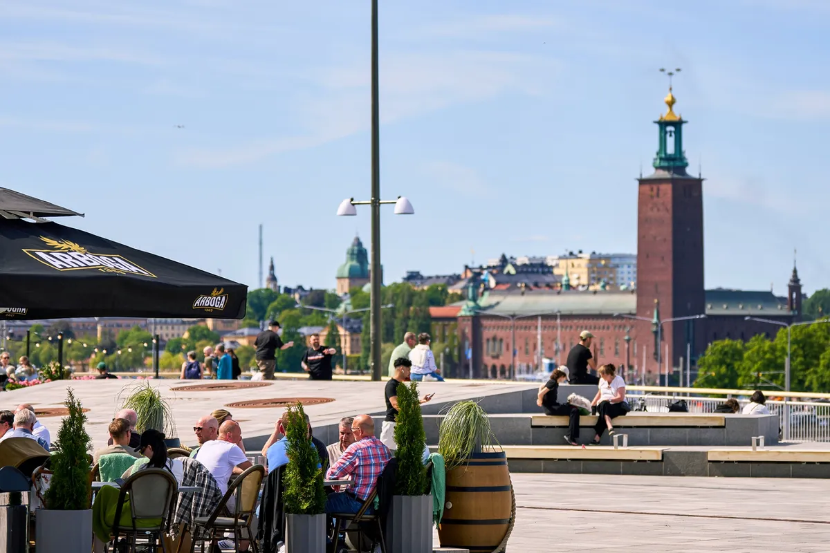 Terrassa d'un restaurant davant l'Ajuntament d'Estocolm, la capital de Suècia (fotografia: Erik Flyg/Bloomberg).