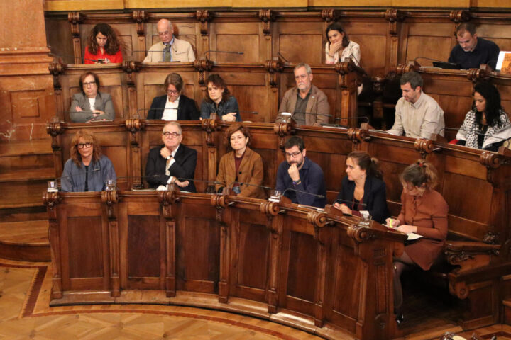 Bancada del plenari amb els regidors del govern (PSC), ERC i BComú (fotografia: ACN / Blanca Blay