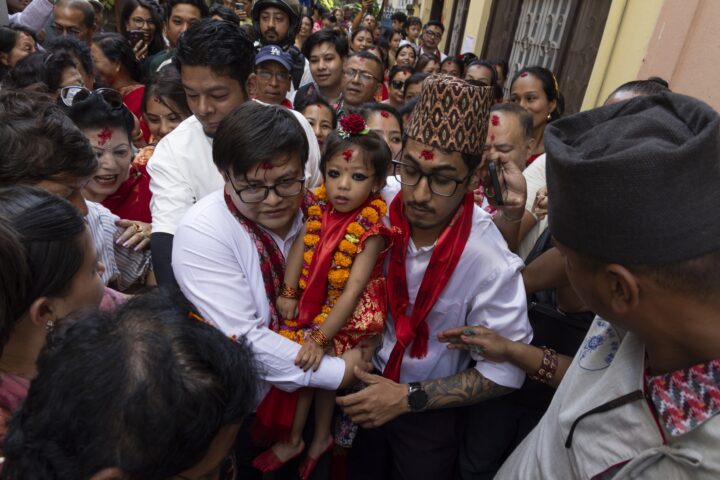 Aryatara Shakya (centre) mira a la càmera després de ser elegida nova kumari, dimarts (fotografia: Narendra Shrestha/Efe).