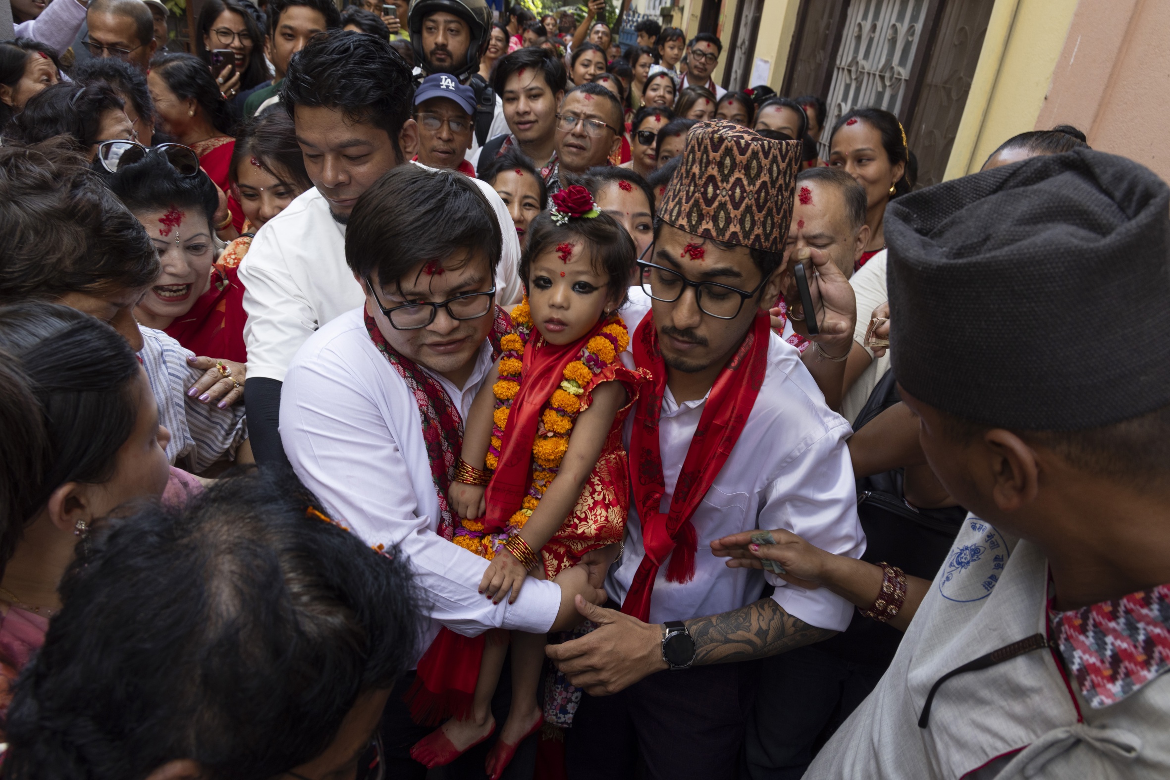 Aryatara Shakya (centre) mira a la càmera després de ser elegida nova kumari, dimarts (fotografia: Narendra Shrestha/Efe).