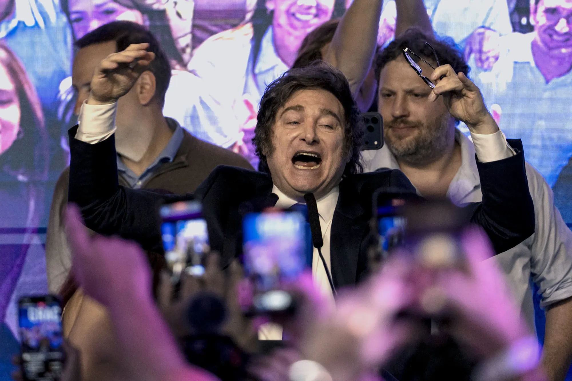 El president argentí, Javier Milei (centre), celebra el resultat de les eleccions d'abans-d'ahir (fotografia: Anita Pouchard Serra/Bloomberg).