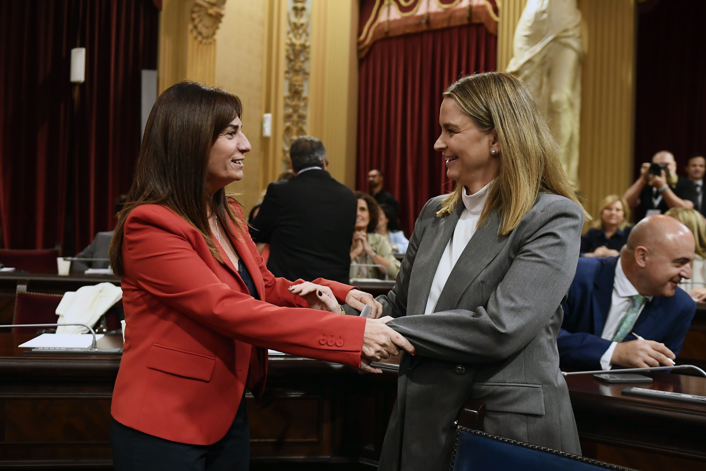 La presidenta Prohens i la portaveu de Vox, Manuela Cañadas, avui al Parlament (fotografia: EFE/ Miquel A. Borràs).