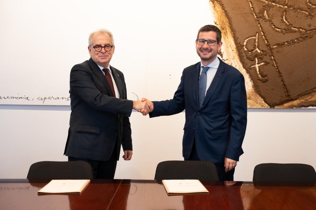 Jordi Valls (PSC) i Jordi Castellana (ERC), signant l'acord (fotografia: Ajuntament de Barcelona).
