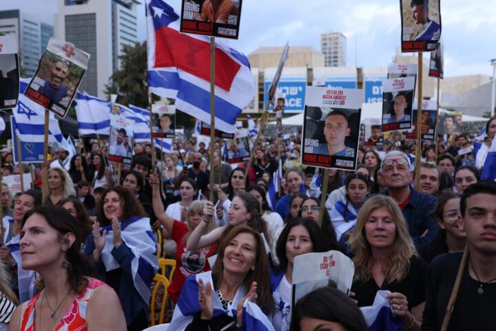 Celebració a la plaça dels Ostatges de Tel-Aviv abans de l’alliberament previst d’israelians retinguts per Hamàs. Fotografia: EFE/EPA/Stringer.