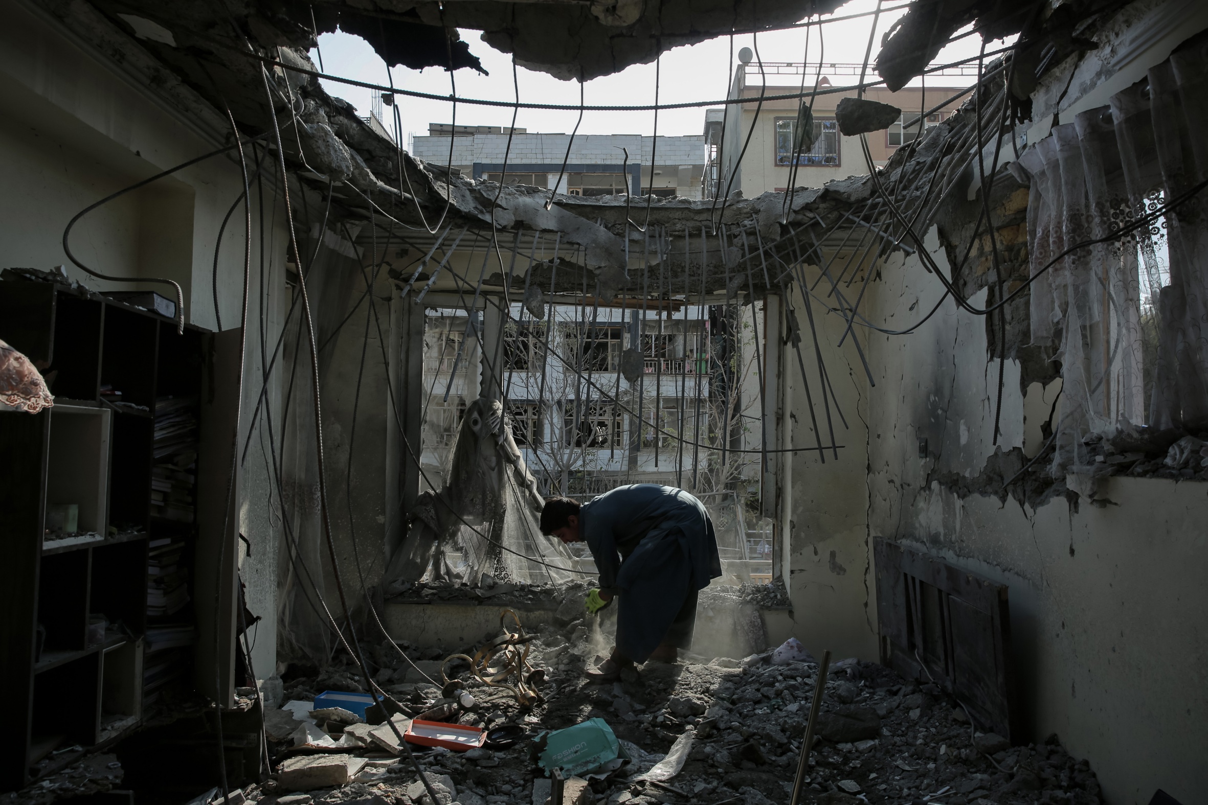 Un home inspecciona les runes d'un edifici destruït per un atac aeri paquistanès a Kabul, dijous proppassat (fotografia: Samiullah Popal/Efe).