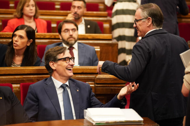 Illa queda atrapat en els moviments del PSOE i branda un acord pels pisos de la SAREB