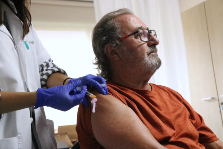 La incidència de la grip ha fet obrir la vaccinació a la població general, sense importar ni l'edat ni les patologies prèvies.