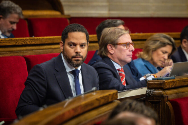 Junts, CUP, PSC i Comuns demanen celeritat per resoldre els expedients parlamentaris contra diputats de Vox i Aliança