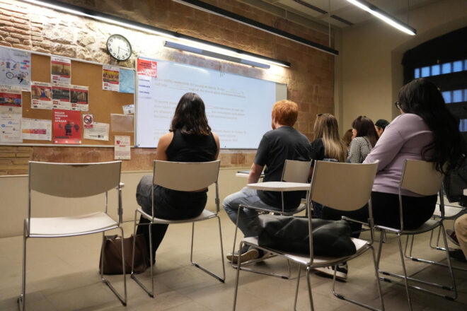 Barcelona preveu d’augmentar les places dels cursos de català amb un nou acord de finançament