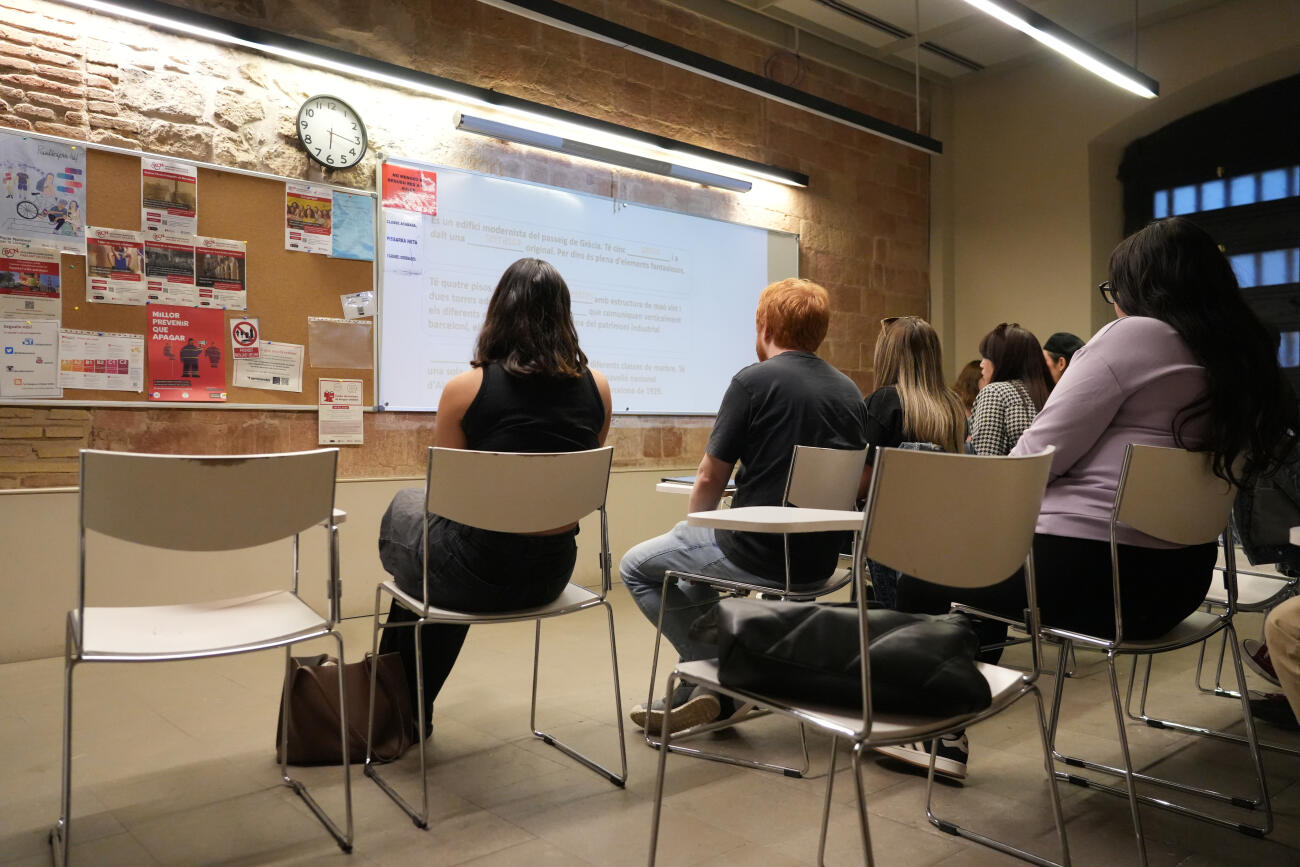 Diverses persones estudiant català en una classe del Consorci per a la Normalització Lingüística.