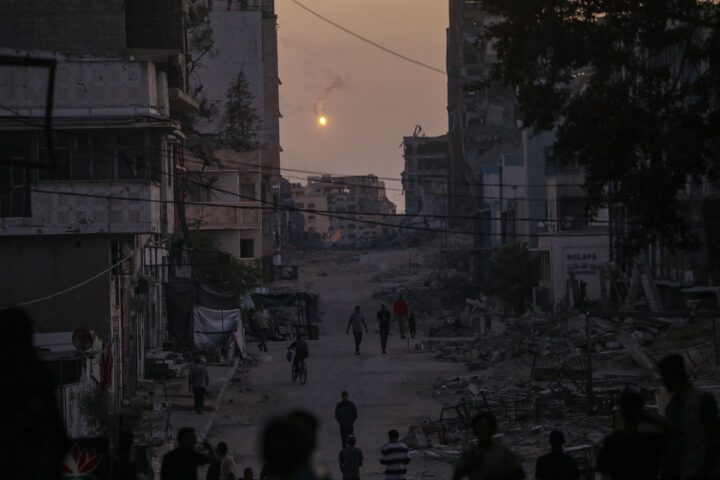 Una bengala de l'exèrcit israelià sobre el cel del barri de Tal al-Hawa, a la ciutat de Gaza, ahir (fotografia: Mohàmmed Saber/Efe).