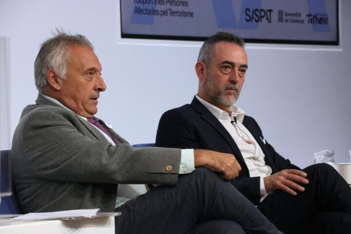 Robert Manrique, víctima de l’atemptat d’Hipercor i assessor de la Unitat d’Atenció i Valoració a Afectats per Terrorisme (UAVAT), entitat dissolta el 2023, i Javier Martínez, president de l’Associació 17A, volem saber la veritat (fotografia: ACN / Norma Vidal).