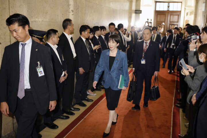 La nova primera ministra japonesa, Sanae Takaichi (centre), a Tòquio, la setmana passada (fotografia: Franck Robichon/Efe).