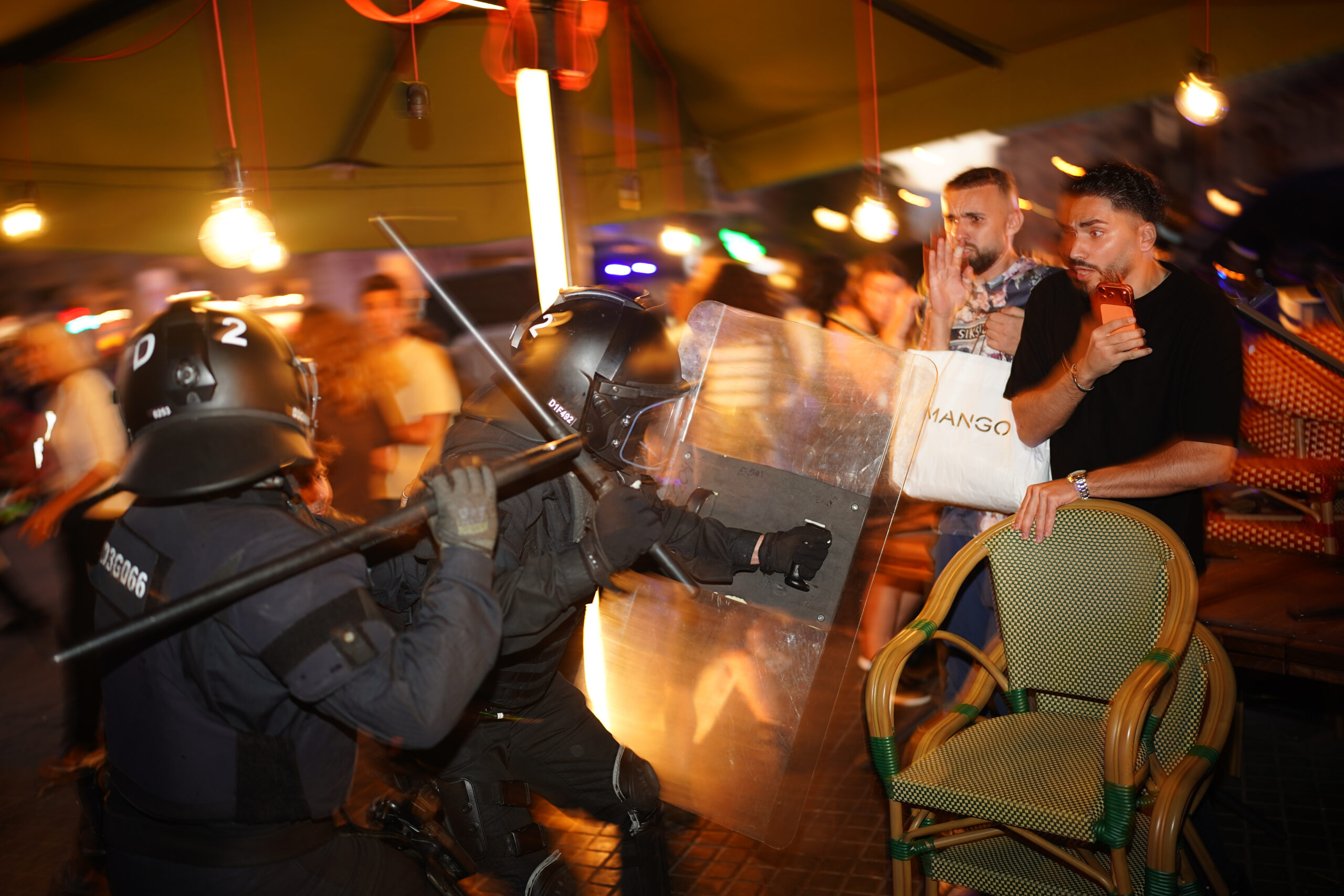 Els Mossos carreguen contra els manifestants a Barcelona (fotografia: ACN / Joan Mateu Parra)