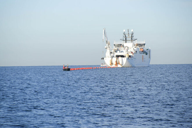 Una empresa de Barcelona monitora la instal·lació d’un cable de fibra òptica de 8.700 quilòmetres sota la Mediterrània