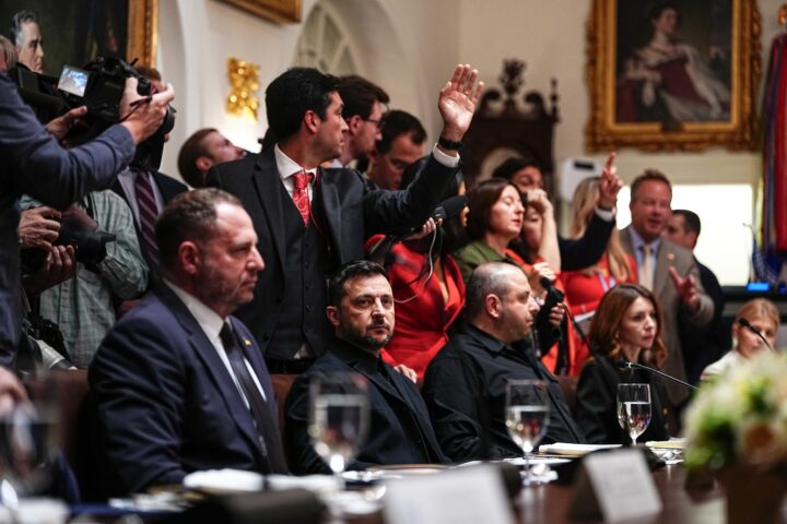 El president ucraïnès, Volodímir Zelenski (centre), durant la reunió amb el govern Trump a la Casa Blanca, divendres passat (fotografia: Aaron Schwartz/Efe).