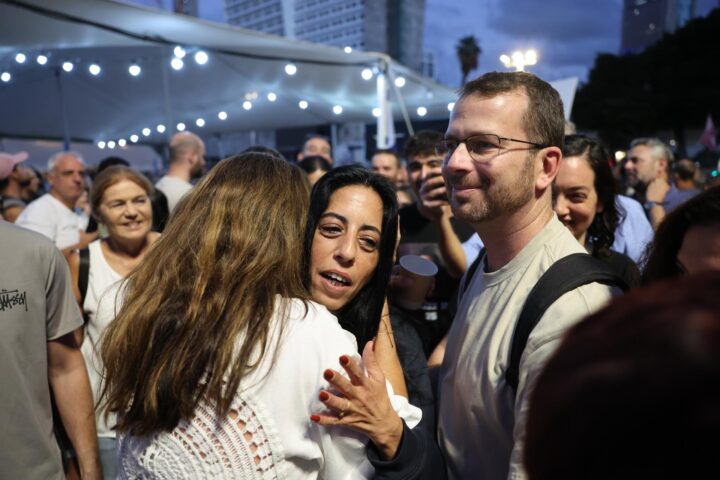 Einav Zangauker, mare de l'ostatge Matan Zangauker, celebra la notícia de l'alto-el-foc, dimecres a la nit a Tel-Aviv (fotografia: Abir Sultan).