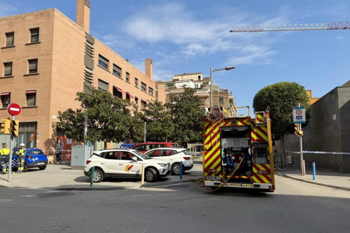 Els bombers treballant a la zona afectada (fotografia: ACN / Àlex Recolons).