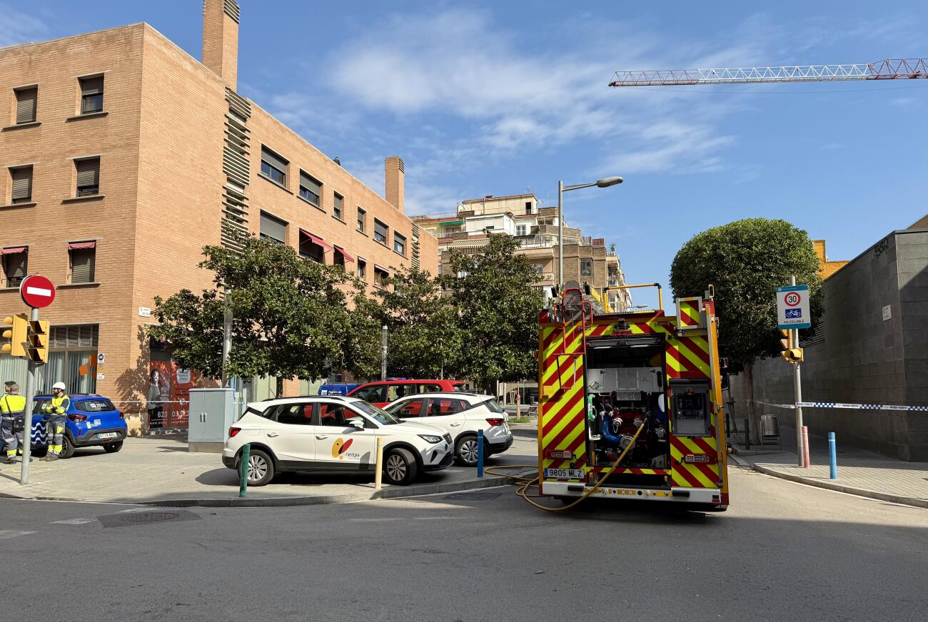 Els bombers treballant a la zona afectada (fotografia: ACN / Àlex Recolons).