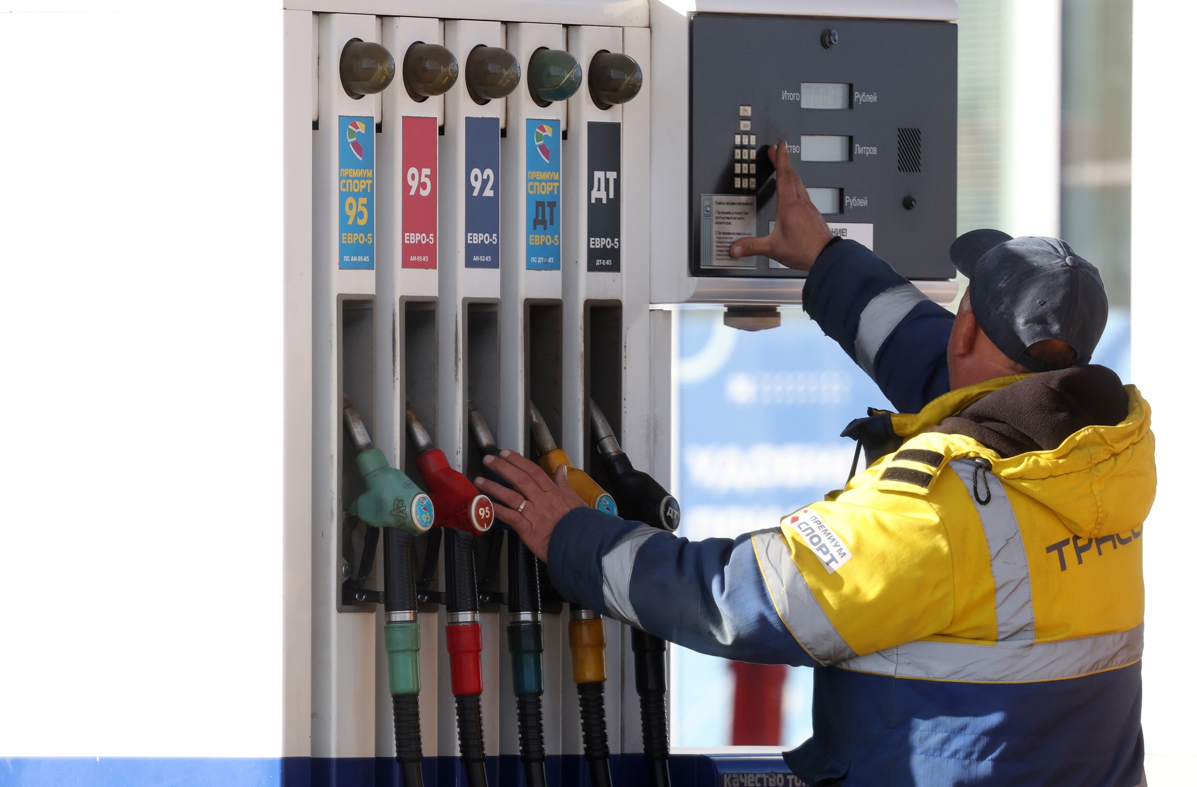 Detall d'un treballador d'una benzinera de Moscou, la setmana passada (fotografia: Maxim Shipenkov/Efe).