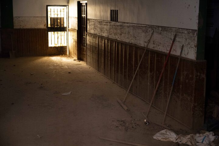 A les parets dels baixos d'un bloc de pisos d’Alfafar es conserven marques de fang dels dies següents a la riuada.