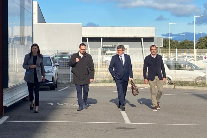 Arribada de Carles Puigdemont i el portaveu de Junts, Josep Rius, a la reunió de Perpinyà, acompanyats per assessors.