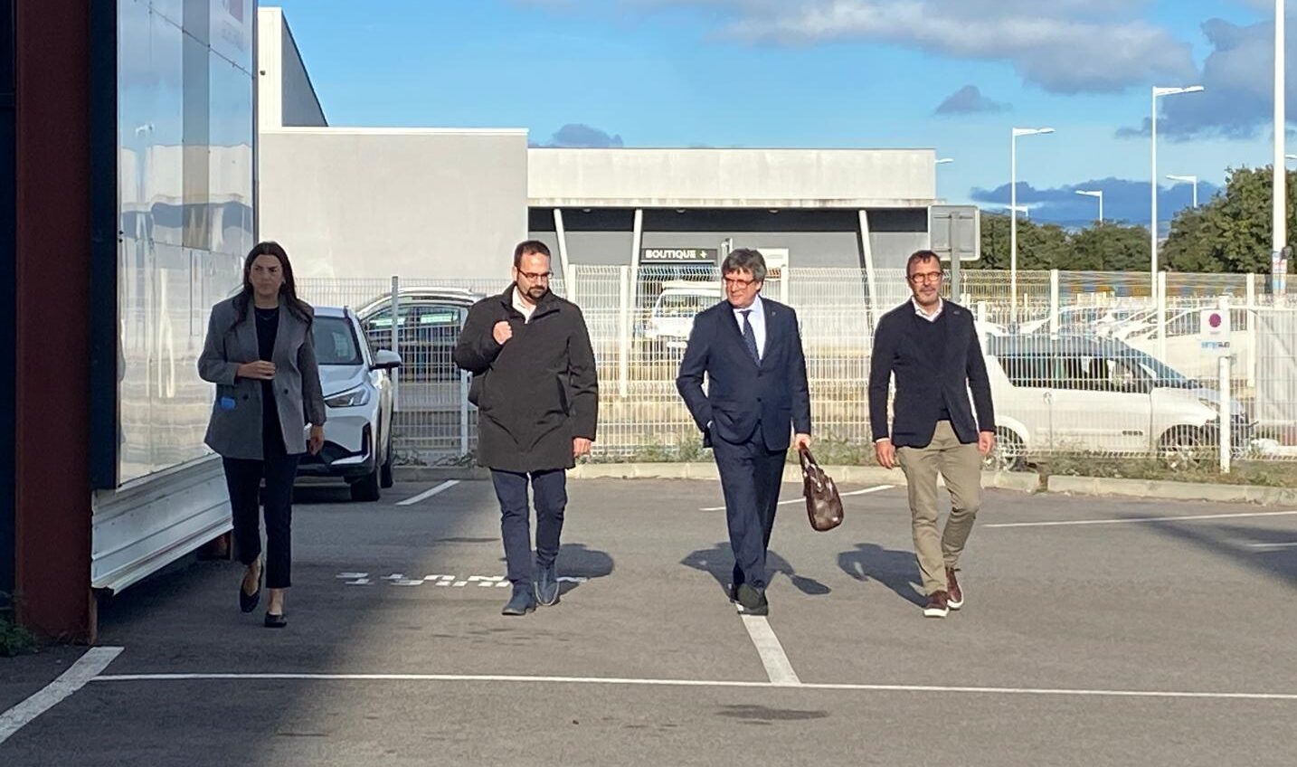 Arribada de Carles Puigdemont i el portaveu de Junts, Josep Rius, a la reunió de Perpinyà, acompanyats per assessors.