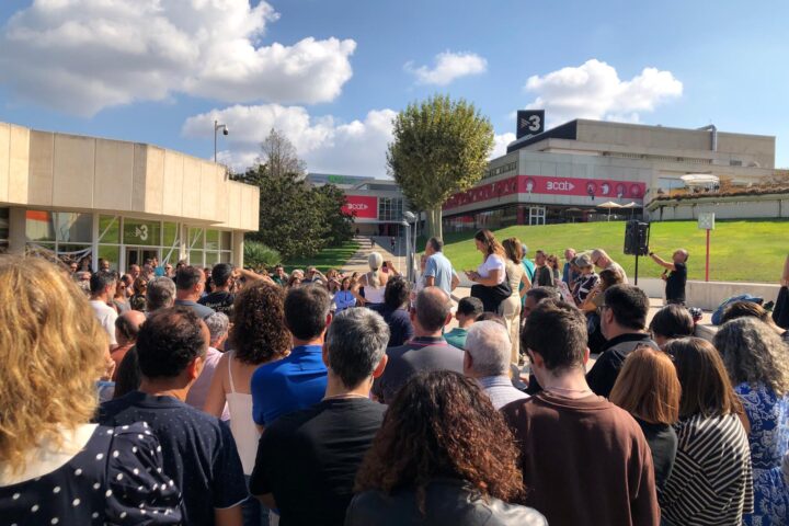 Concentració de treballadors contra la marginalització de les marques TV3 i Catalunya Ràdio.