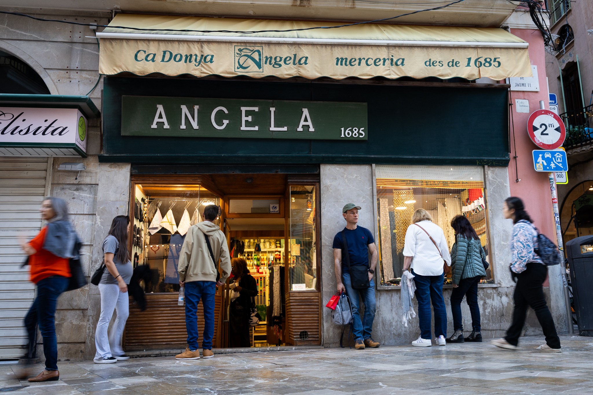 La façana de la merceria ca Donya Àngela (fotografia: Martí Gelabert)