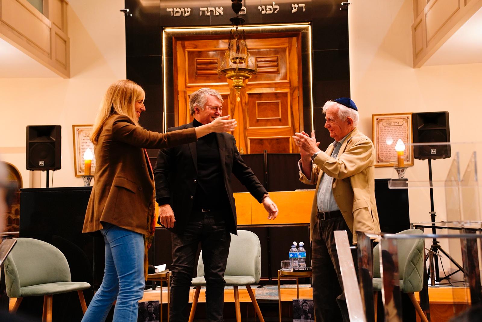 D'esquerra a dreta: Victòria Alsina, Henrique Cymerman i Tomàs Alcoverro, ahir a la sinagoga de la CJB, Barcelona (fotografia: CJB).