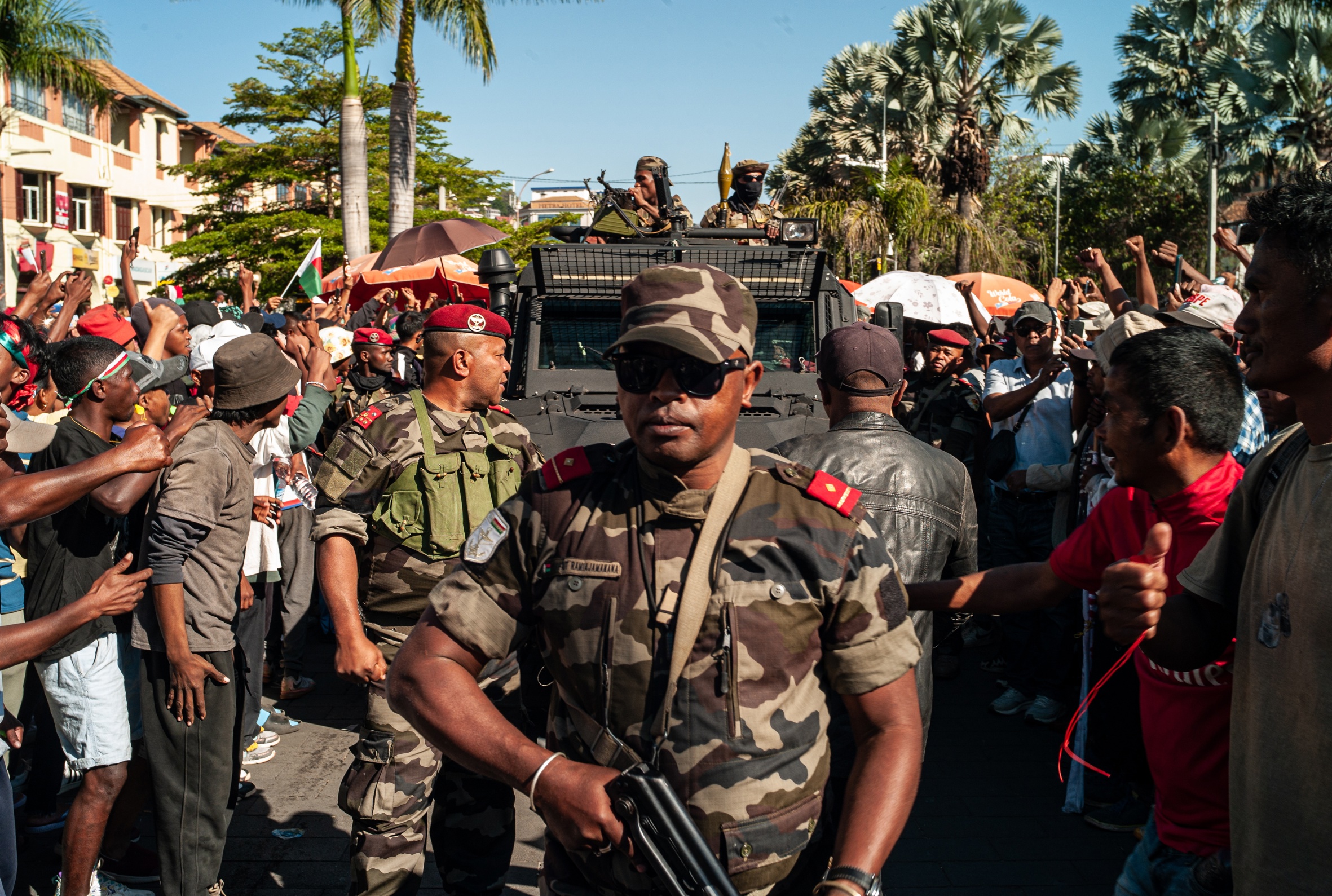 Manifestants saluden soldats de l'exèrcit malgaix durant una protesta a Antananarivo, abans-d'ahir (fotografia: Henitsoa Rafalia/Efe).
