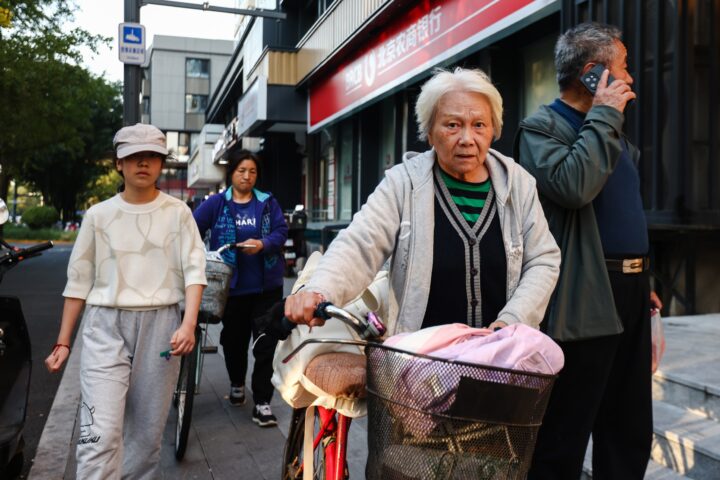 Vianants en un carrer de Pequín, aquesta setmana (fotografia: Wu Hao/Efe).