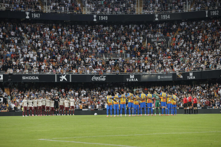 Els dos equips durant el minut de silenci a Mestalla. (Fotografia: Manuel Bruque)