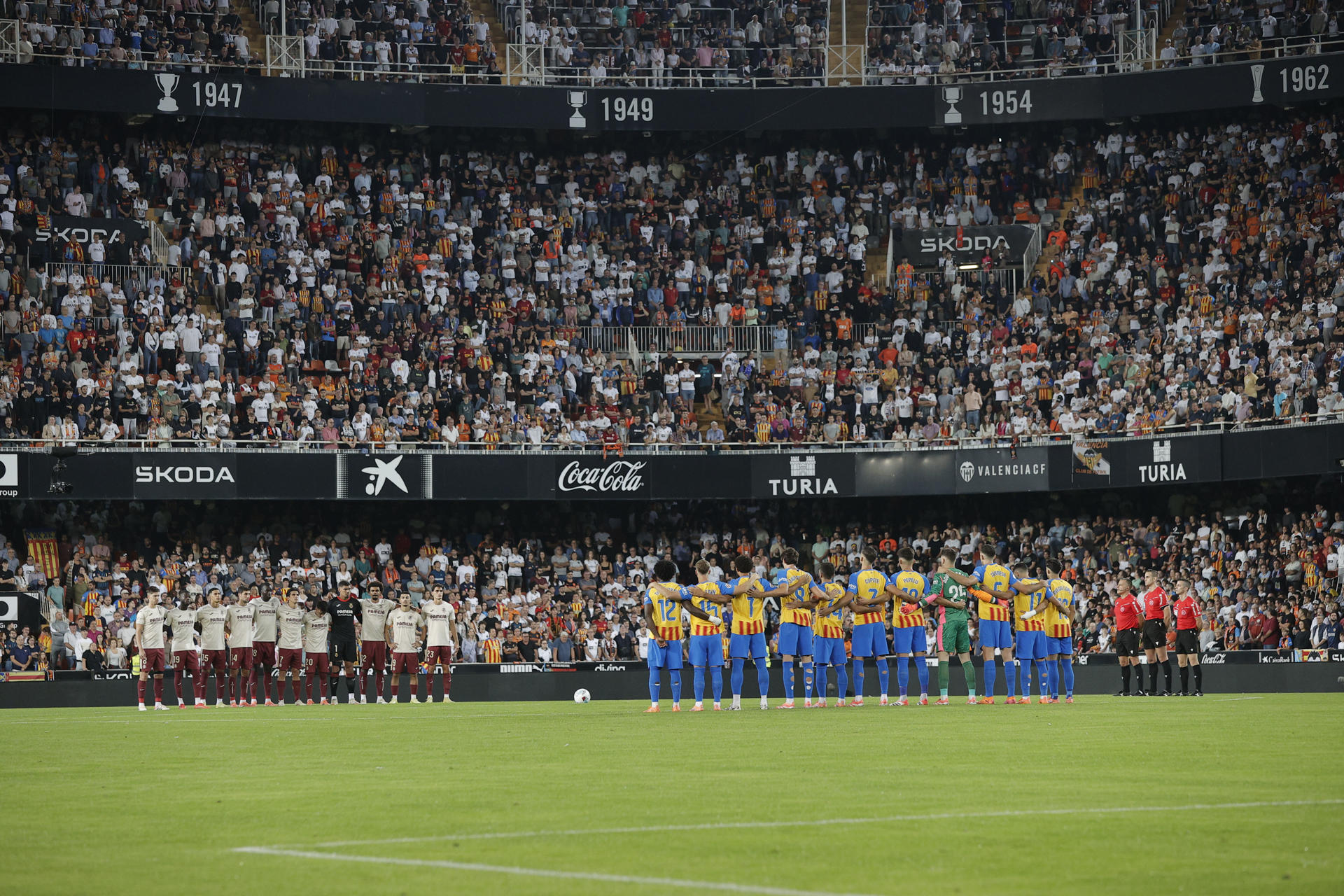 Els dos equips durant el minut de silenci a Mestalla. (Fotografia: Manuel Bruque)
