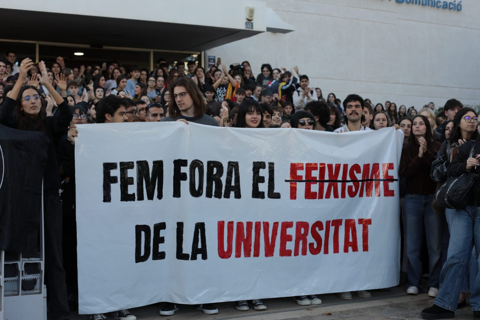 Concentració a les portes de la Facultat de Filologia de la UV (fotografia: Laura Escartí).