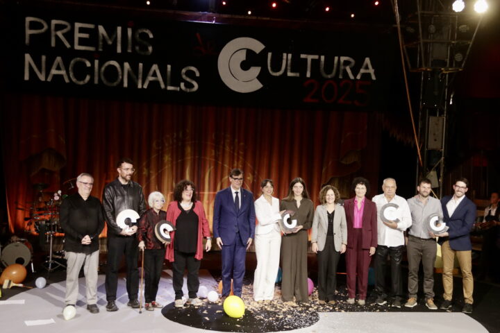 Foto de família dels premiats als Premis Nacionals de Cultura 2025 (fotografia: ACN / Jordi Pujolar).