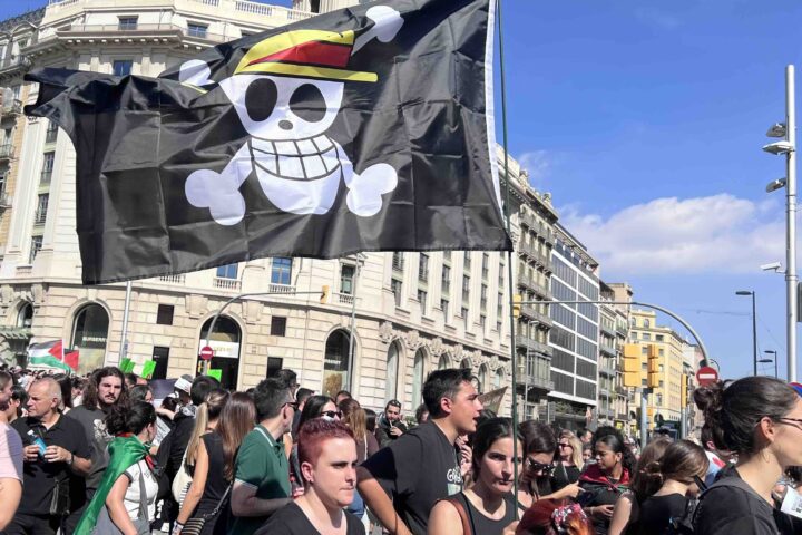 La bandera al Passeig de Gràcia, en la manifestació per Palestina del 4 d'octubre de 2025