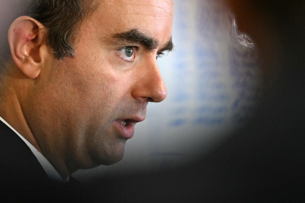 Lecornu suspèn la reforma de les pensions per evitar la caiguda del seu govern