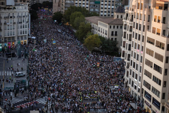 De “Mazón dimissió” a “Mazón a presó”: la primera manifestació amb el president dimitit