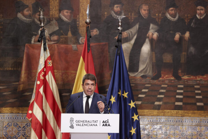 Un moment del discurs del president Carlos Mazón (fotografia: EFE / Manuel Bruque).