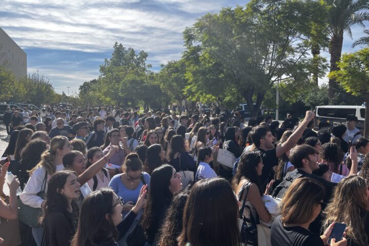 Un moment de la concentració (fotografia: Alba, milltant de l'Assemblea de l'organització Juvenil Socialista de Carolines).