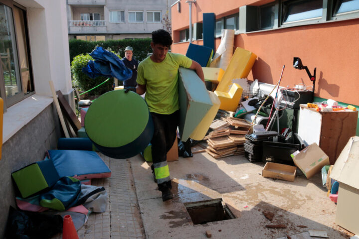 Operaris de manteniment treballant a l'escola (fotografia: ACN / Ariadna Escoda).
