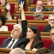 Junts prova de refer-se de l’absència de Puigdemont al parlament