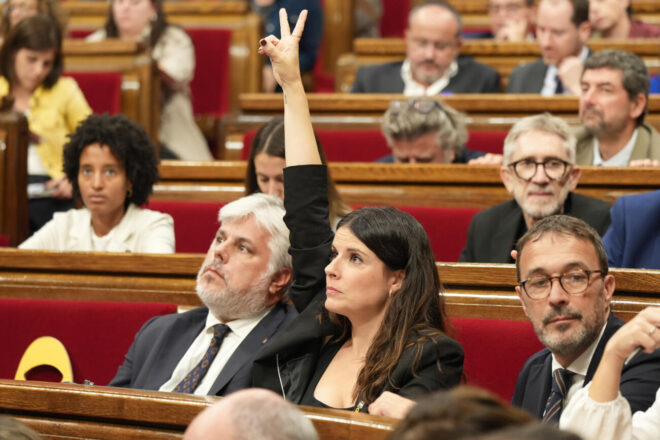 Junts prova de refer-se de l’absència de Puigdemont al parlament